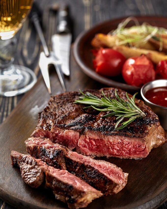 Vì sao lá hương thảo thường ăn kèm steak kiểu Âu